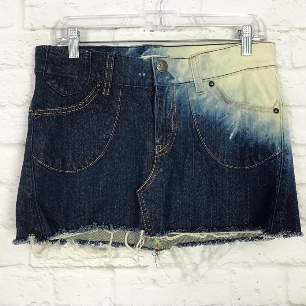Levi’s Size 5 Ombre Denim Distressed Mini Skirt